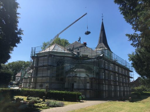 Das neue Dach nimmt Gestalt an