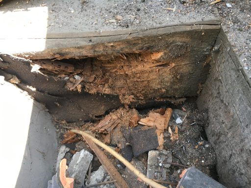 Verwittert und vom Holzwurm befallen