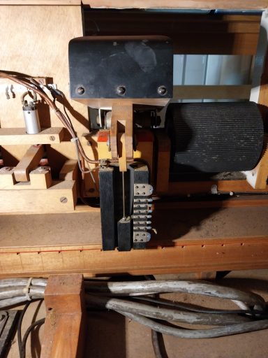 Elektrik hinter dem Pedal